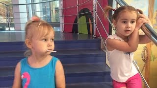 Алиса и Алина играют в парке развлечений ВЛОГ