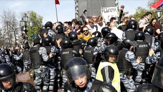 Sweeping arrests amid anti-Putin protests in Russia