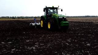 Трактор John Deere 8335R и глубокорыхлитель HERCULES