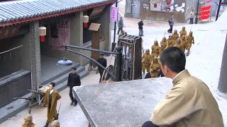 日軍拉著囚犯遊街示眾，殊不知功夫高手躲在屋頂，找機會直接一招救下！