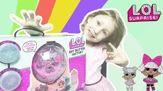 Милана играет в фабрику LOL, раскрашивает куклу. Распаковка LOL