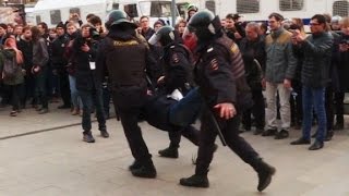 Protesters clash with Russian police