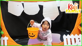 Trick or Treat at the Halloween Haunted House Box Fort Maze!!