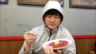 먹방드럽게 못하는 로봇의 육회먹방 (광장시장)