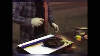 уличный художник рисует балончиком за 5 минут картину