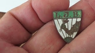 Коп на вспаханном поле старинный кулон монеты и значок