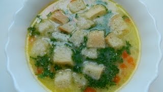 Первые блюда: суп с курицей, плавленным сыром, сухариками и зеленым горошком