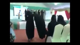 شاهد سعودية تخلع عباءتها وتلقيها على الفرقة الفنية خلال احتفالات الجنادرية في السعودية