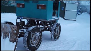 Самодельный трактор на уборке снега