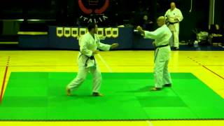 Sensei Spongia esegue Kata Suparinpei (Pechurin) Jo e Bunkai