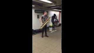 Уличный музыкант играет в переходе на Саксофоне