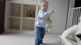 Babys erste schritte, Kevin-Leon 13 Monate die ersten schritte :)