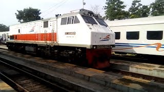 Langsiran lokomotif ber AC , CC203 95 05/ GE U20C di stasiun Cicalengka