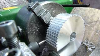 Как сделать зубчатый шкив на токарном станке / How to make a toothed pulley on the lathe