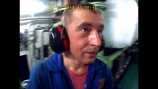 Машинное отделение судна ЦПУ. Моторист показывает машинное отделение. Engine room of a ship.