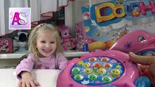 Видео для детей - Алинка играет в рыбалку. Игрушки, развивающие ловкость и внимание.