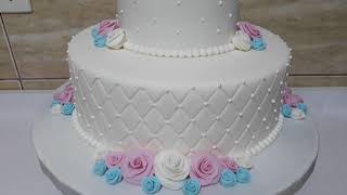 BOLO DE CASAMENTOS PASTA AMERICANA, MATELASSÊ (EFEITO CAPITONÊ), ROSAS COLORIDAS E PEROLAS