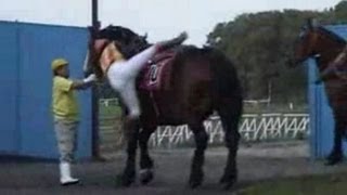 パドックで巨大な馬に飛び乗る「ばんえい競馬」の騎手