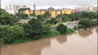 Rio Tietê transborda e ocupa marginais em São Paulo