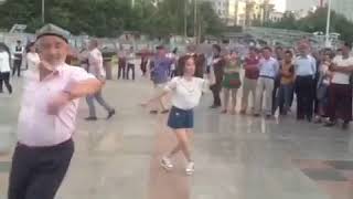 Дедушка классно танцует под уйгурскую песню
