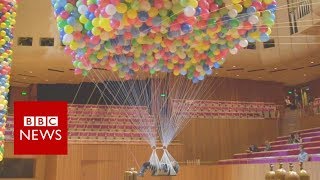 Woman suspended from 20,000 balloons - BBC News