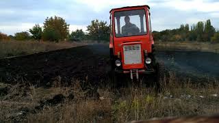 Работа Т-25,осенняя пахота,плуг 3 корпуса(предплужники плуга ПЯ)