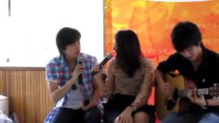 จอยร้องเพลงคชาเล่นกับเด็ก