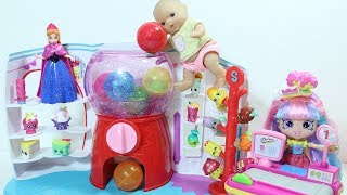 Открываем магазин Диспенсер для игрушек Куклы Пупсики Играем
