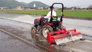 乗用トラクタによる代掻き作業①