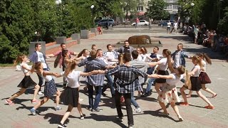 У Житомирі студенти влаштували танцювальний флешмоб на подвір‘ї  університету - Житомир.info