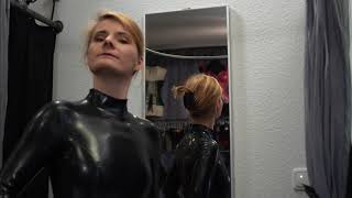 Peeping Silke... how to polish a Latex Outfit  for a Latex Photoshooting