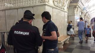 Өзбекстандык мигранттарды кыргыз балдар тоноду