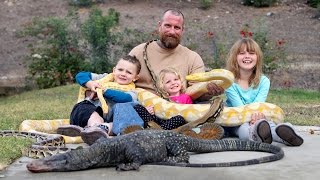 Snake vs 3-year-old: Lizard King Dad Lets Kids Play With Huge Reptiles