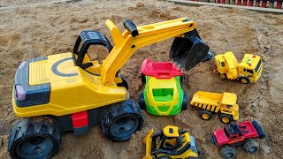 Малыш весело играет с машинками игрушками в большой песочнице. Детское видео. Машинки.