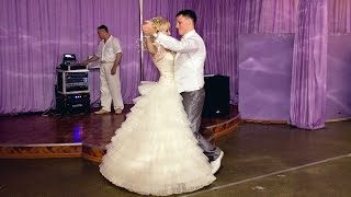 Жених и невеста танцуют вальс на свадьбе. Свадебный танец