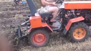 Минитрактор переломка 4х4 Калита выкапываем картофель