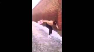 Девушка на каблуках на льду