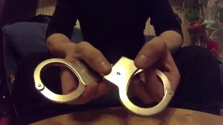 Как снять наручники. Как открыть наручники.