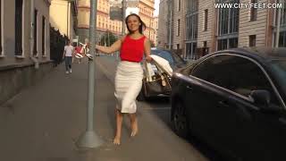 Ира сдала надоевшие босоножки в торговый центр и пошла гулять босиком....