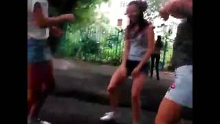 Школьницы танцуют тверк 18 (ДЕВЧОНКИ ТАНЦУЮТ ТВЕРК. ДЕВОЧКИ ТВЕРКАЮТ)