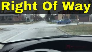 Who Has The Right Of Way At A 4 Way Stop