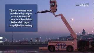 Vliegtuigen ijsvrij maken op Schiphol