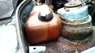 Вытекла вода из системы охлаждения двигателя через неисправную крышку расширительного бачка