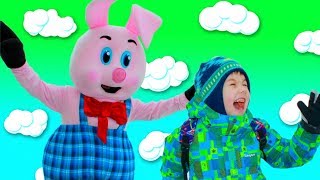 Рома и Хелпик играют с огромной игрушкой! Сhildren play with big toy pig