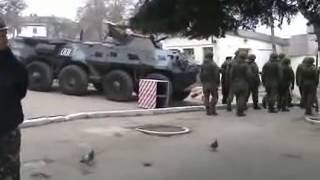КРЫМ 02 03 УКРАИНСКИЕ ВОЙСКА ВЫГНАЛИ СПЕЦНАЗ РОССИИ С ВОИНСКОЙ ЧАСТИ АРМИЯ КРЫМА