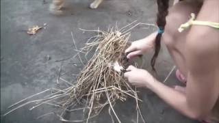 Ребенок и огниво. Девочка зажигает костер.