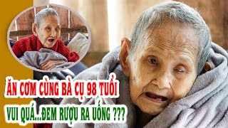 Ăn cơm trưa cùng cụ Muôn 98 tuổi mù hai mắt ai cũng giật mình vì bà đòi mang rượu ra uống