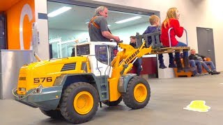 XXXL BIG SCALE RC MODEL! LIEBHERR WHEEL LOADER TRANSPORT KIDS! KIDS RC TRUCK TOUR!