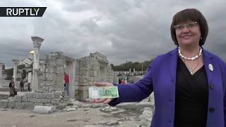Жителям Крыма продемонстрировали новые купюры в 200 рублей