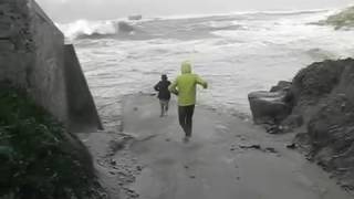 Огромная волна уносит людей в море страшные кадры